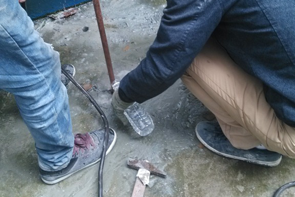 環(huán)氧防靜電地坪漆接地系統(tǒng)施工進(jìn)行中.jpg