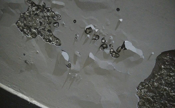 內(nèi)墻面潮濕起皮脫落怎么處理?