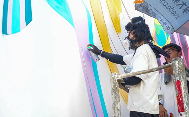 藝術(shù)家陳暘（Sheep Chen）正在涂刷上色.jpg