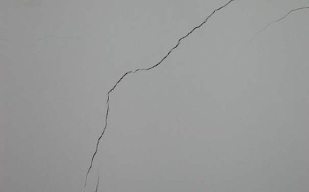 噴完乳膠漆墻面裂縫了.png